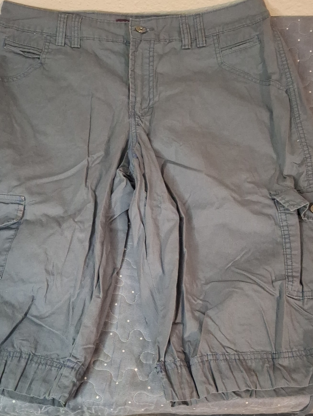 Gloria Vanderbilt Women's Gray Cargo Shorts size 12